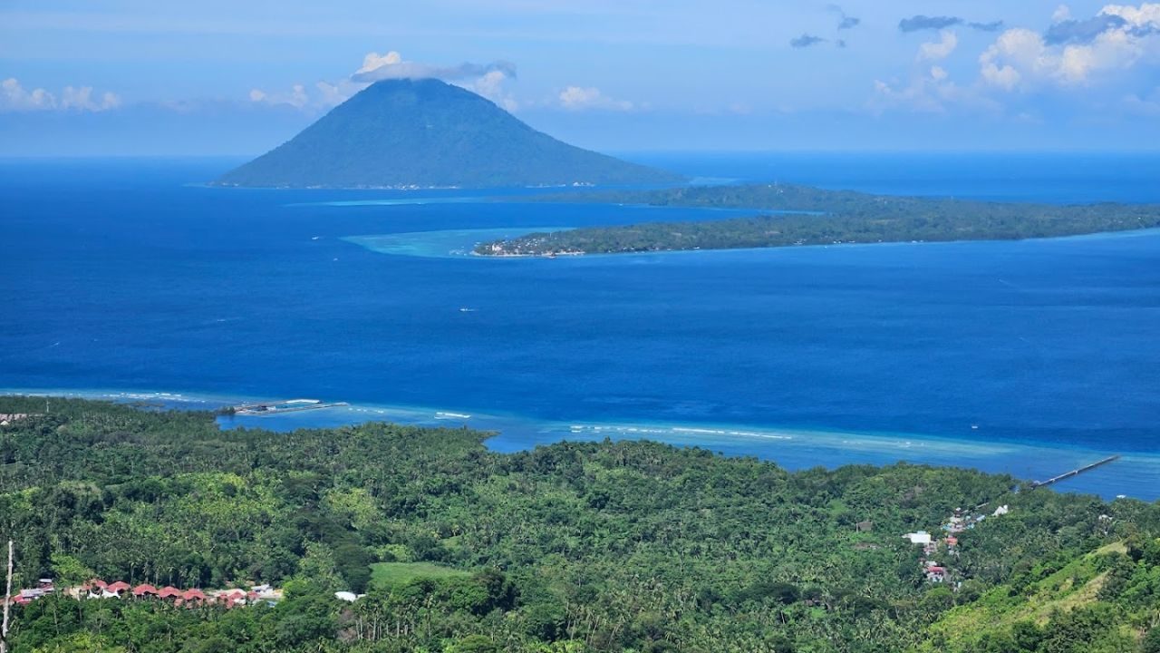 Panorama Bunaken dengan Gunung Manado Tua di Sulawesi Utara